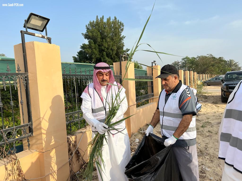 *بلدية القطيف تطلق مبادرة ( واحتنا جميلة ) لتنظيف الطرق الزراعية بالشراكة مع عدد من الجهات والمتطوعين*