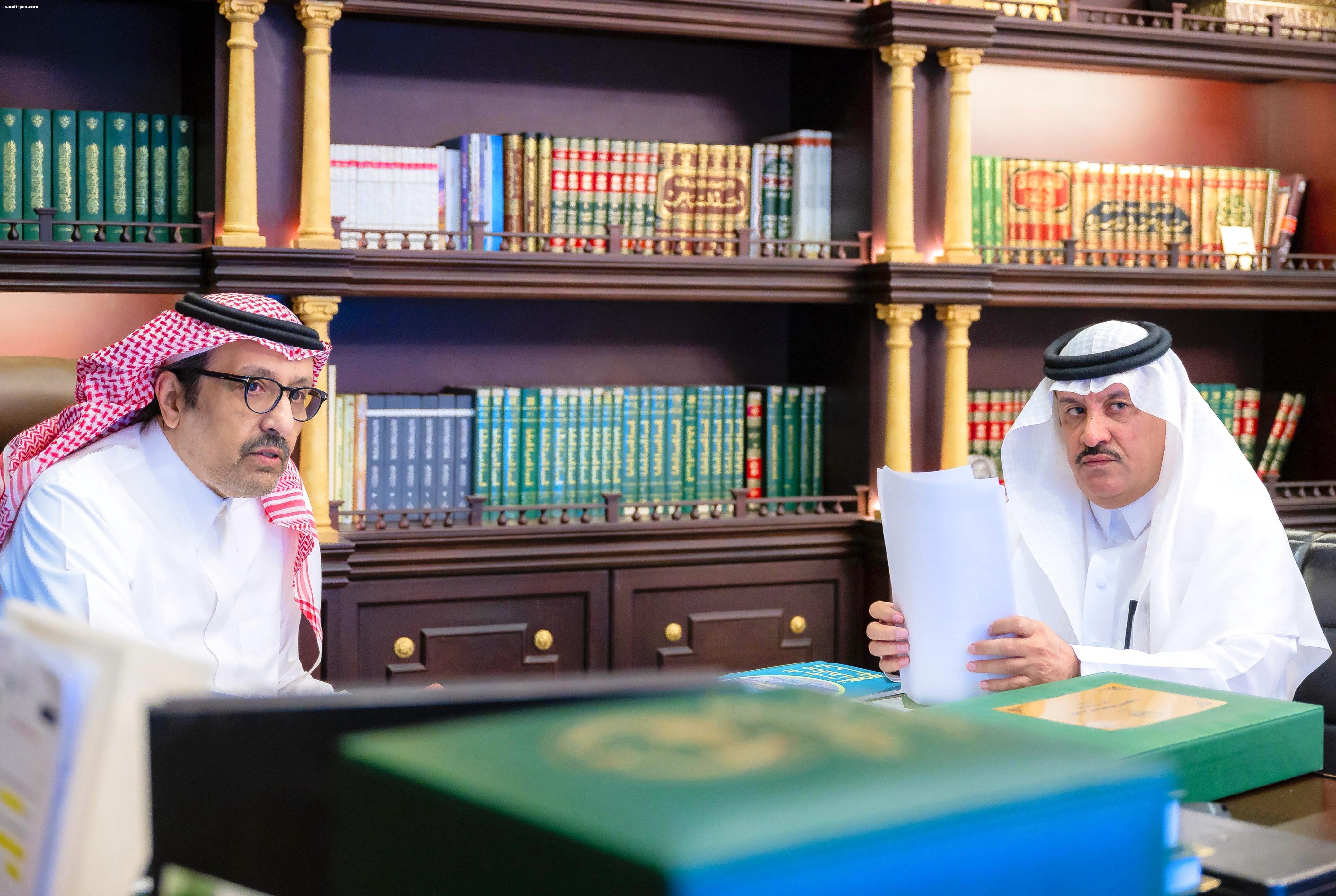 أمير منطقة الباحة يطّلع على سير العمل في محافظة الحجرة