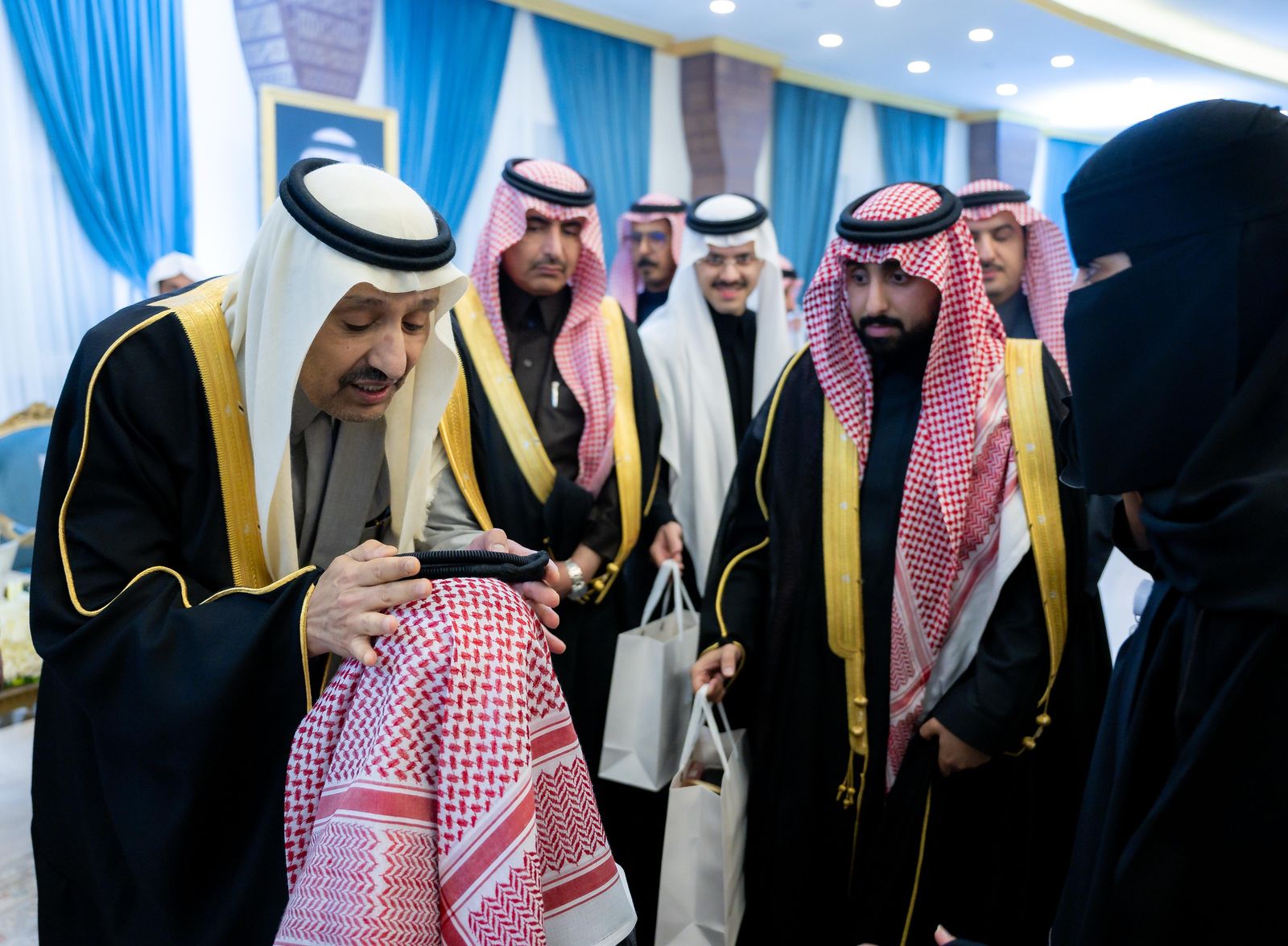 أمير الباحة يستضيف أطفال جمعية الأطفال ذوي الإعاقة على مائدة السحور ويشيد بجهود الجمعية