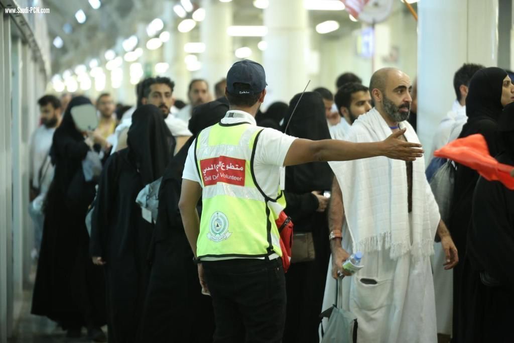 متطوعون يشاركون الدفاع المدني في خدمة ضيوف الرحمن ..