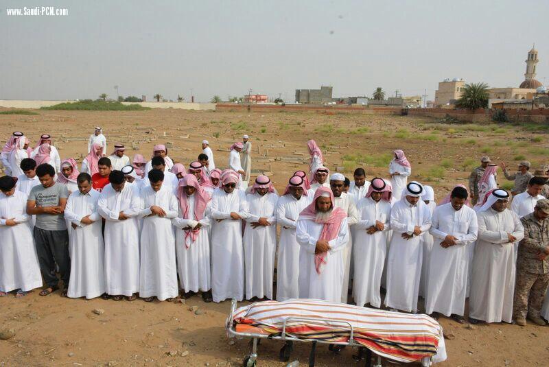 نائب أمير جازان يتقدم المصلين على الشهيد رقيب أول حافظ فقيهي بصامطة 