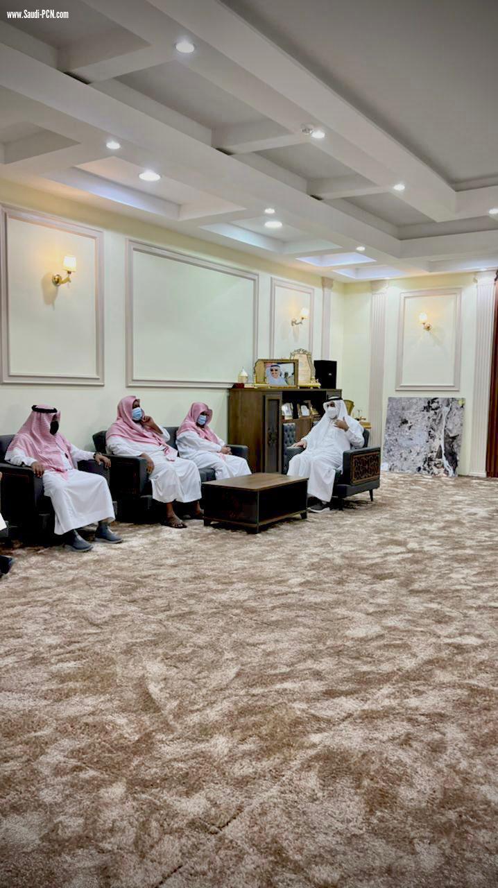 محافظ بيش يلتقي رئيس وأعضاء مجلس ادارة جمعية تحفيظ القرآن الكريم في بيش  