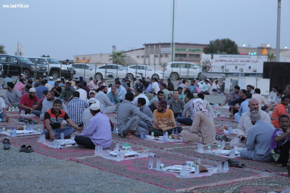 محافظ بيش  يشارك الصائمين إفطارهم بجمعية الدعوة ببيش