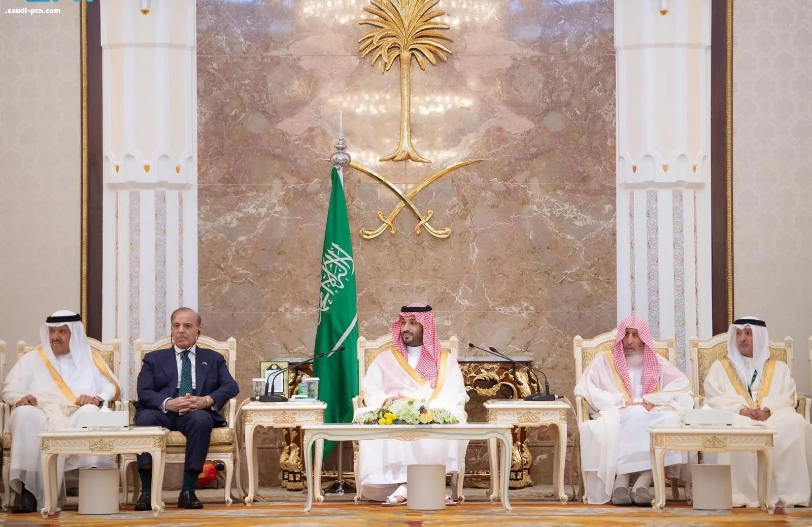 ولي العهد يستقبل المهنئين بعيد الأضحى المبارك في قصر منى ويشيد بجهود الدولة في خدمة ضيوف الرحمن