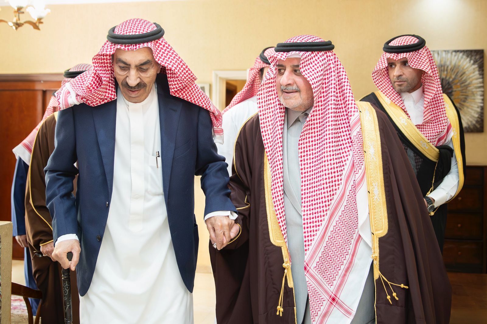 أمير تبوك يزور الشيخ محمد الشعلان وبن حرب والغريض في منازلهم للاطمئنان على صحتهم   