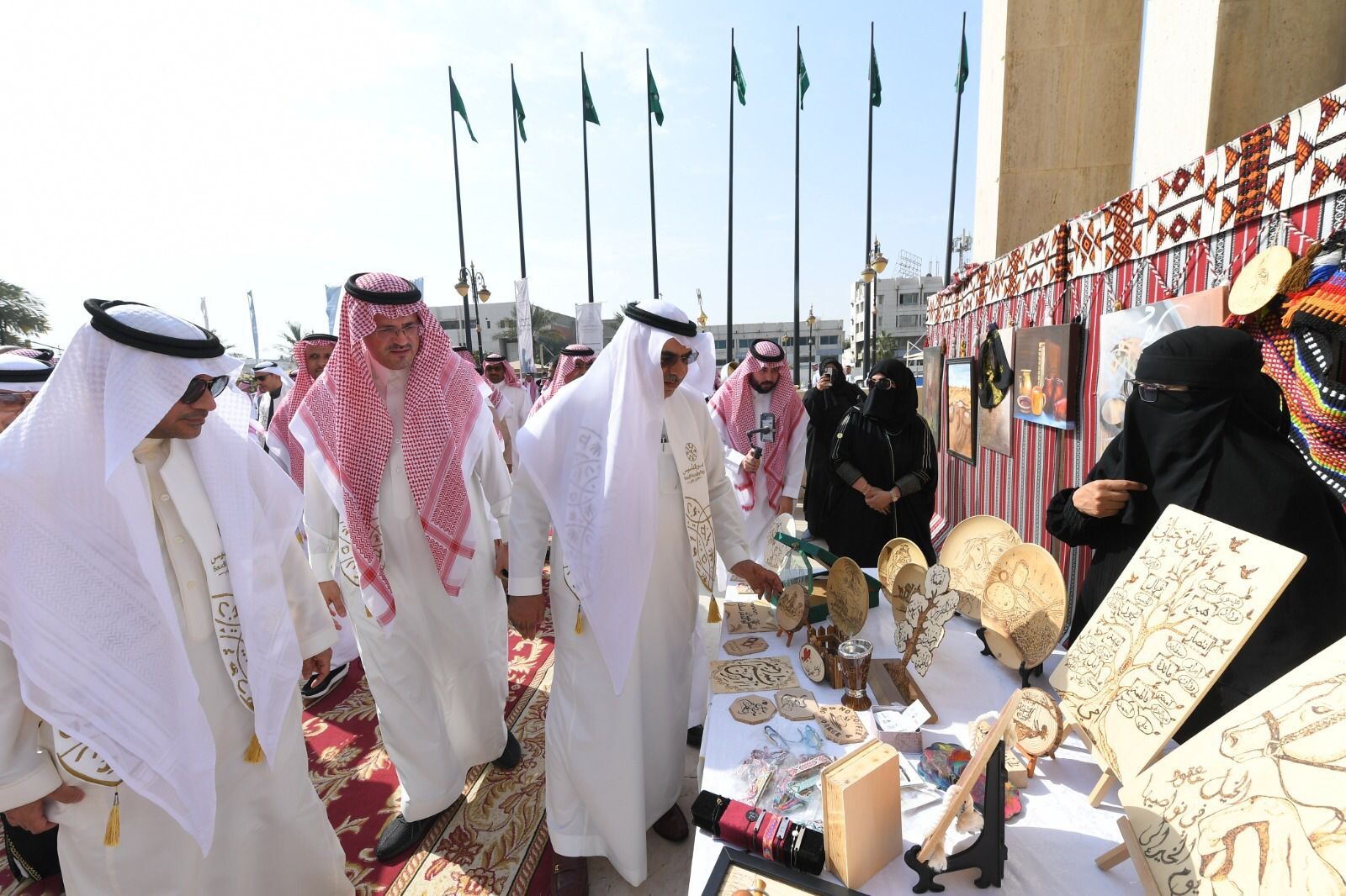 أمانة الشرقية تحتفل بيوم التأسيس بالعرضة السعودية وعدد من الأركان التراثية مع منسوبيها