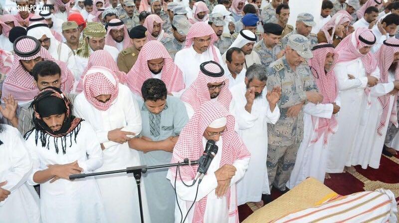 بالصور قائد حرس الحدود بجازان يتقدَّم مشيعي جنازة الشهيد الحناني