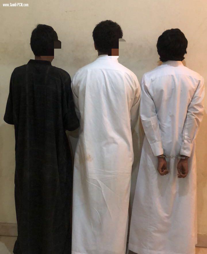 شرطة الرياض تقبض علي ٣ جناة في العقد الثاني من العمر في وقت قصير سلبو محمول شخص ومحفظة آخر 