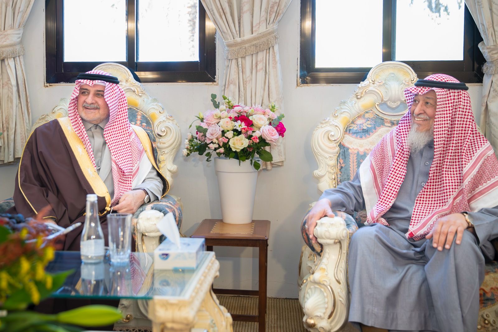 أمير تبوك يزور الشيخ محمد الشعلان وبن حرب والغريض في منازلهم للاطمئنان على صحتهم   