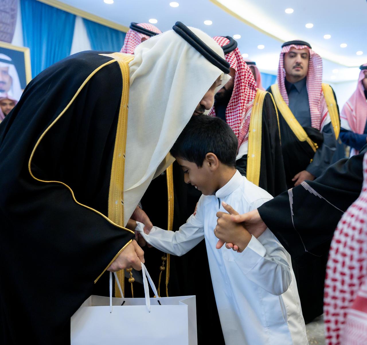 أمير الباحة يستضيف أطفال جمعية الأطفال ذوي الإعاقة على مائدة السحور ويشيد بجهود الجمعية