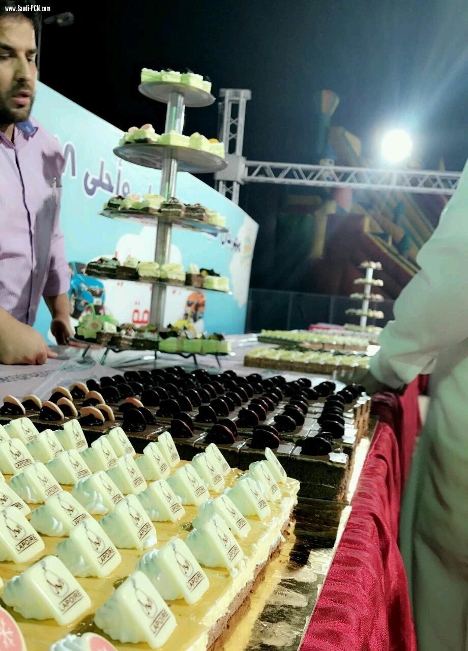 توزيع ٥٠٠٠ كيكة على زوار مهرجان الخالدية بحضور الإعلامي ناصر شراحيلي والإعلامية هدى البدري