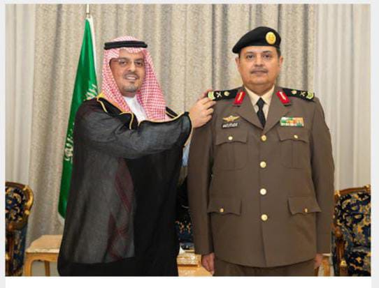 نائب أمير منطقة مكة المكرمة يقلد عدداً من القيادات الأمنية رتبهم الجديدة. 