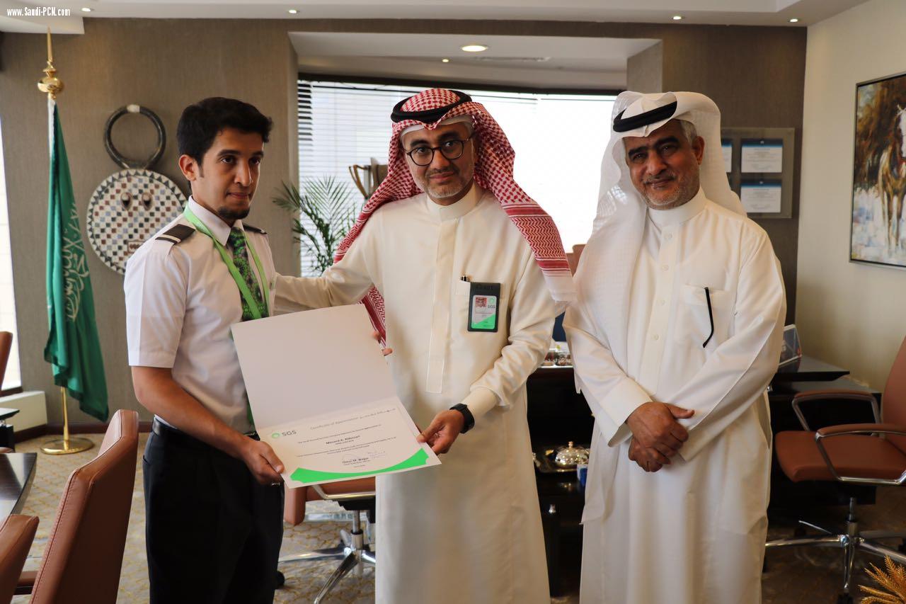 الرئيس التنفيذي للشركة السعودية للخدمات الأرضية يُكرم أحد الموظفين لأمانته