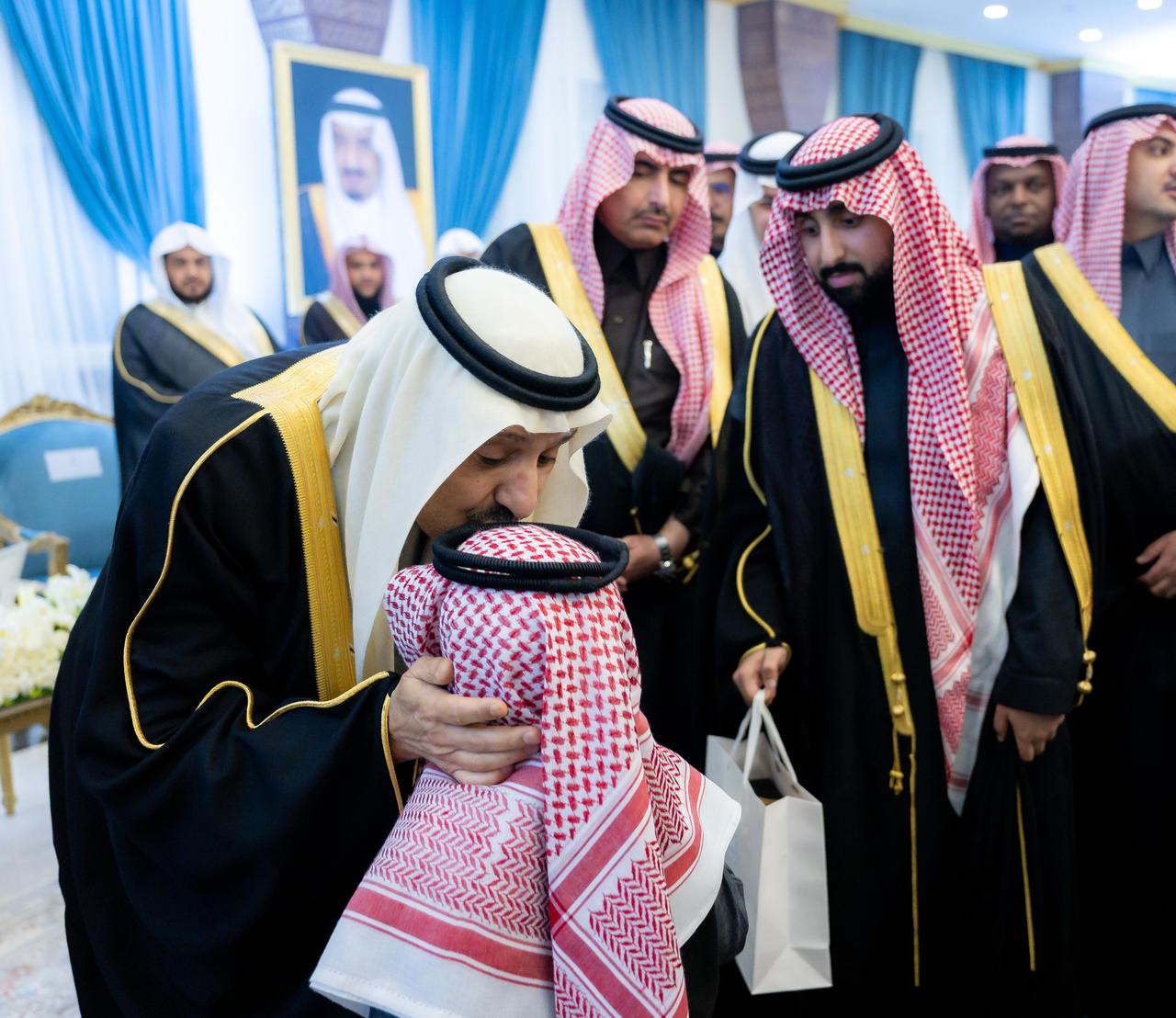 أمير الباحة يستضيف أطفال جمعية الأطفال ذوي الإعاقة على مائدة السحور ويشيد بجهود الجمعية