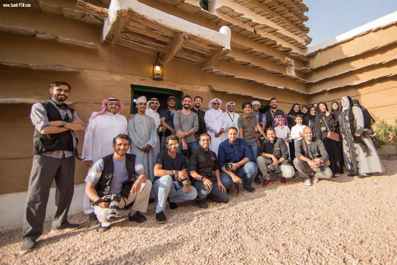 23 مصورا وسعوديا يوثقون 24 معلم بعاصمة السياحة العربية 