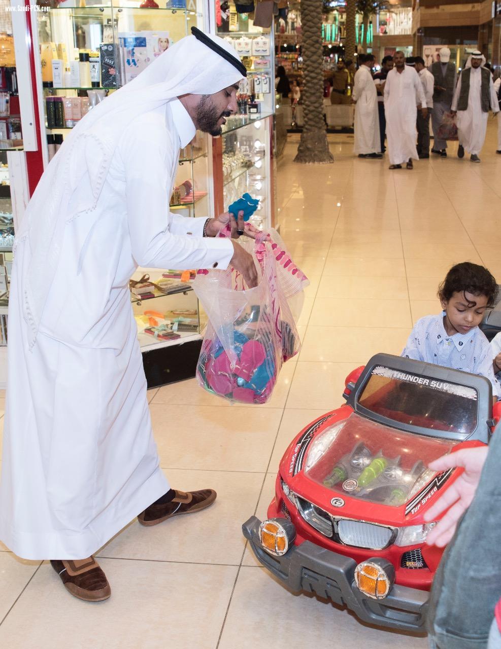 بمشاركة أفراد من مديرية الدفاع المدني   نادي جازان لخدمة المجتمع يطلق حملة كلنا فداء للوطن 