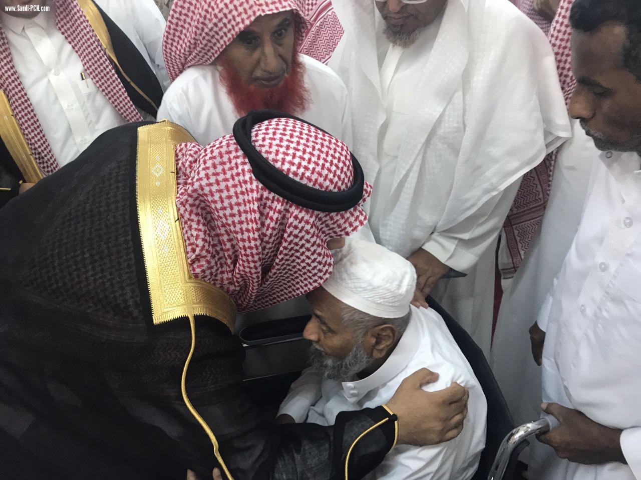 محافظ ضمد بن منيخر يؤدي الصلاة على الشهيد يحيى الامير