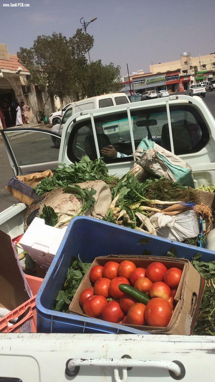 بلدية صامطة تصادر مواد غذائية منتهية الصلاحية أثناء الجولات الرقابية