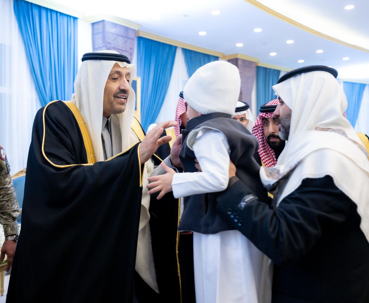 أمير الباحة يستضيف أطفال جمعية الأطفال ذوي الإعاقة على مائدة السحور ويشيد بجهود الجمعية