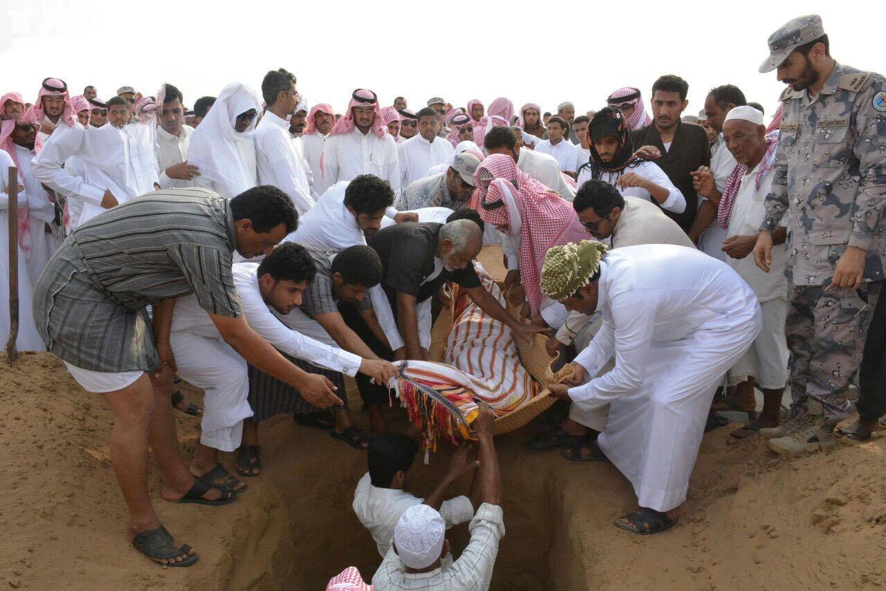 بالصور قائد حرس الحدود بجازان يتقدَّم مشيعي جنازة الشهيد الحناني