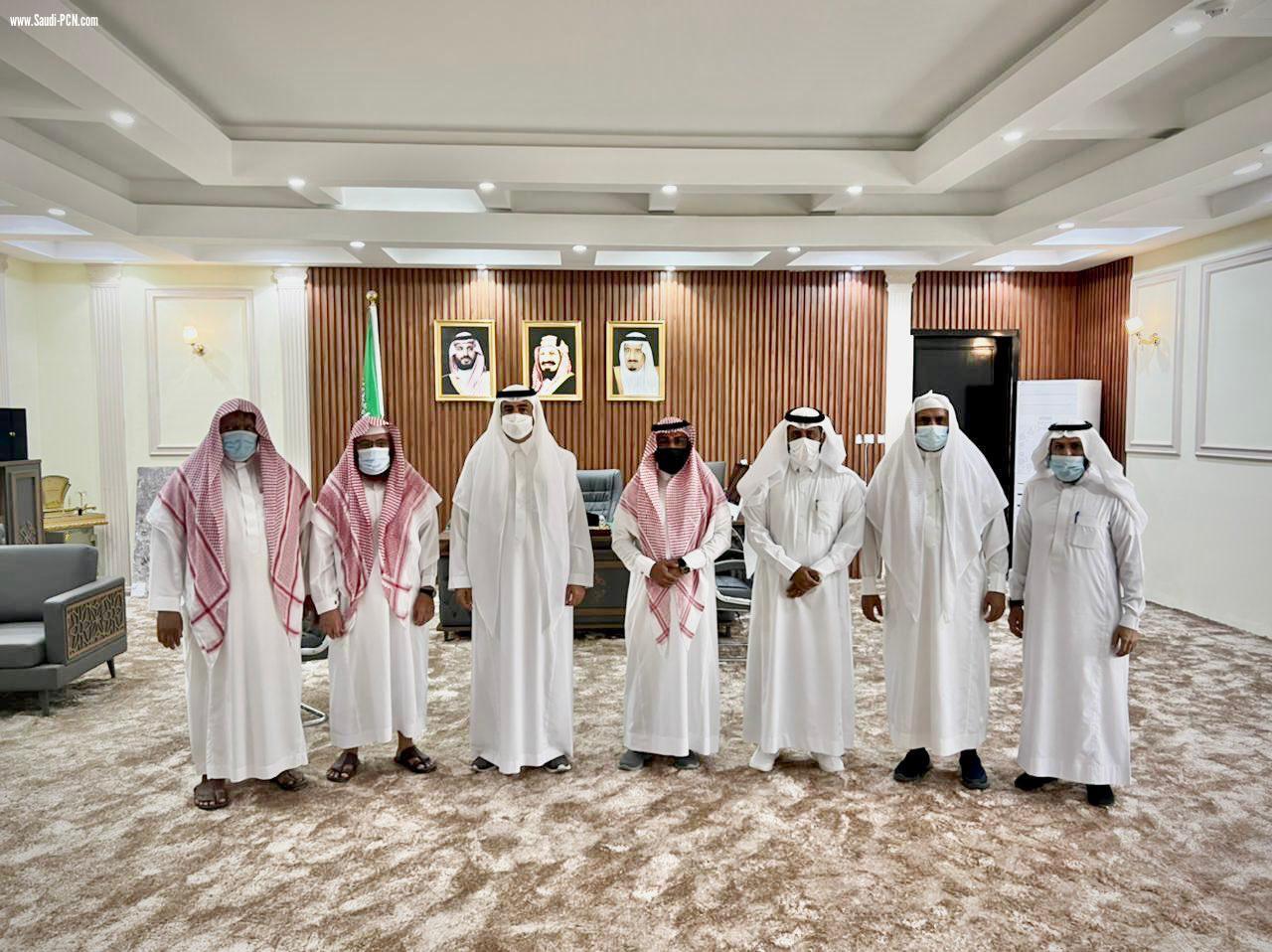 محافظ بيش يلتقي رئيس وأعضاء مجلس ادارة جمعية تحفيظ القرآن الكريم في بيش  