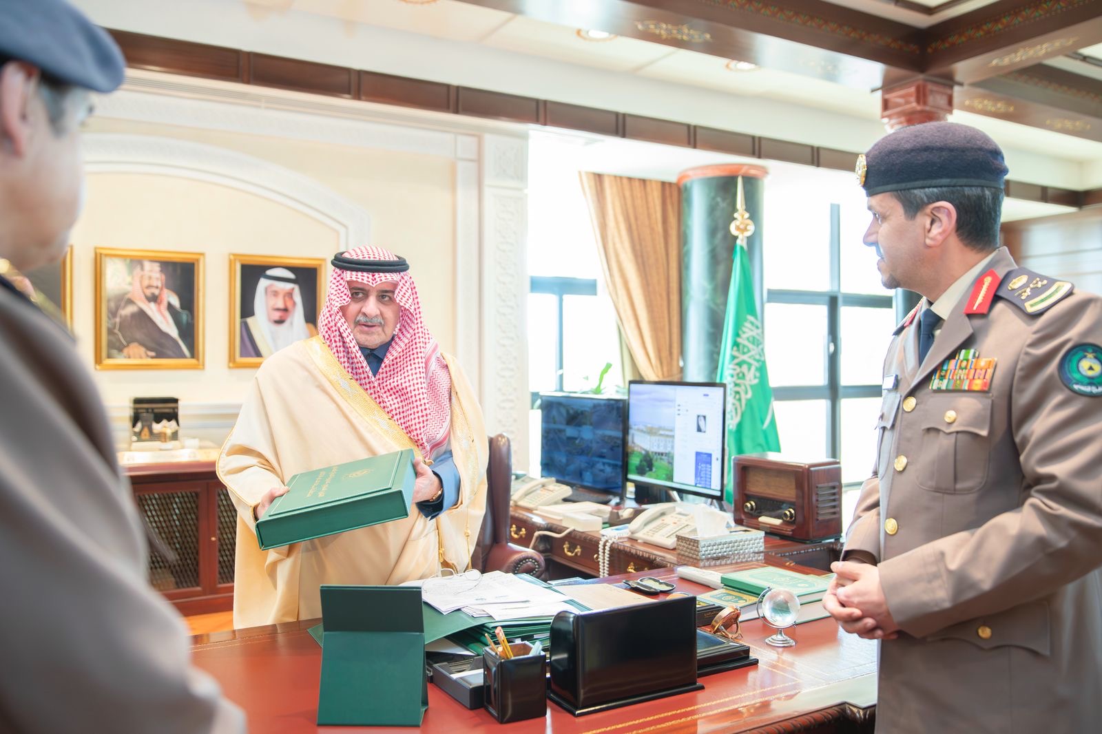 أمير تبوك يطلع على التقرير السنوي لمديرية الدفاع المدني بالمنطقة  