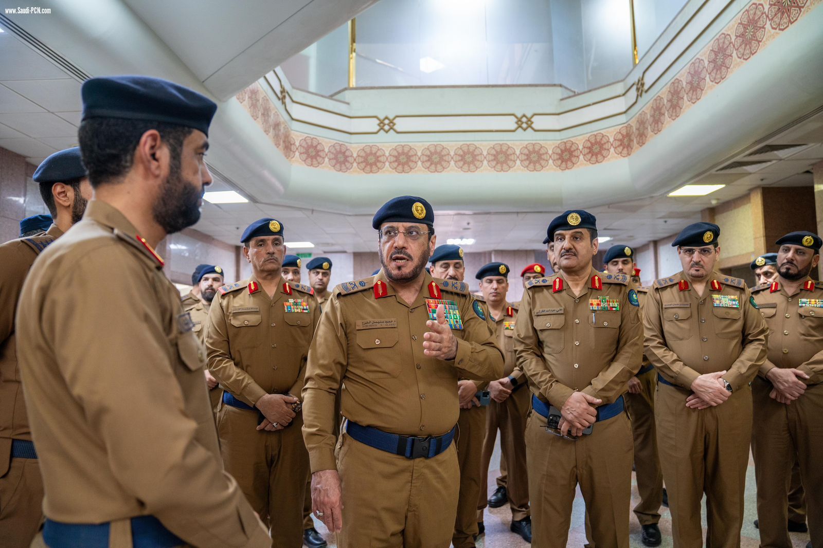 نائب أمير منطقة مكة يقف ميدانيًا على سير العمل والخدمات المقدمة للحجاج في 
