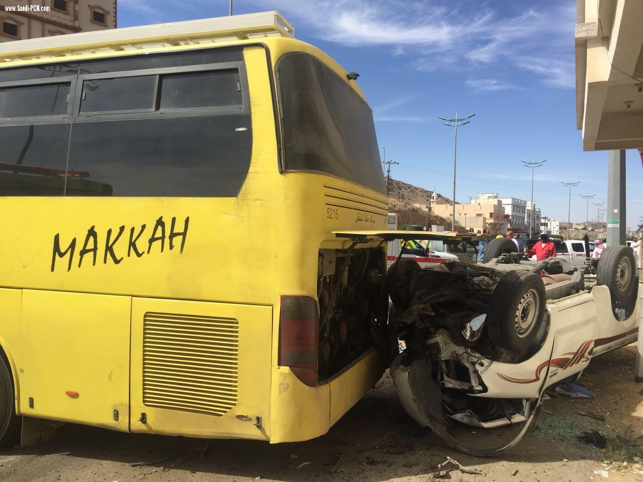 هلال الباحة يتعامل مع صدام سيارتين باص الطالبات ووانيت  أدى لوفاة وست إصابات 