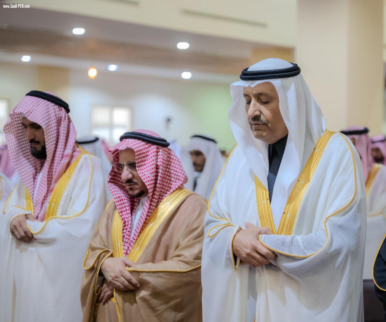 أمير الباحة يتقدم جموع المصلين في صلاة عيد الفطر المبارك ويستقبل المهنئين بديوان الإمارة