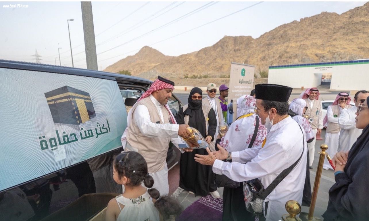 أمانة العاصمة المقدسة تُضفي لمسة من الحفاوة على استقبال حجاج بيت الله الحرام بالورود والهدايا