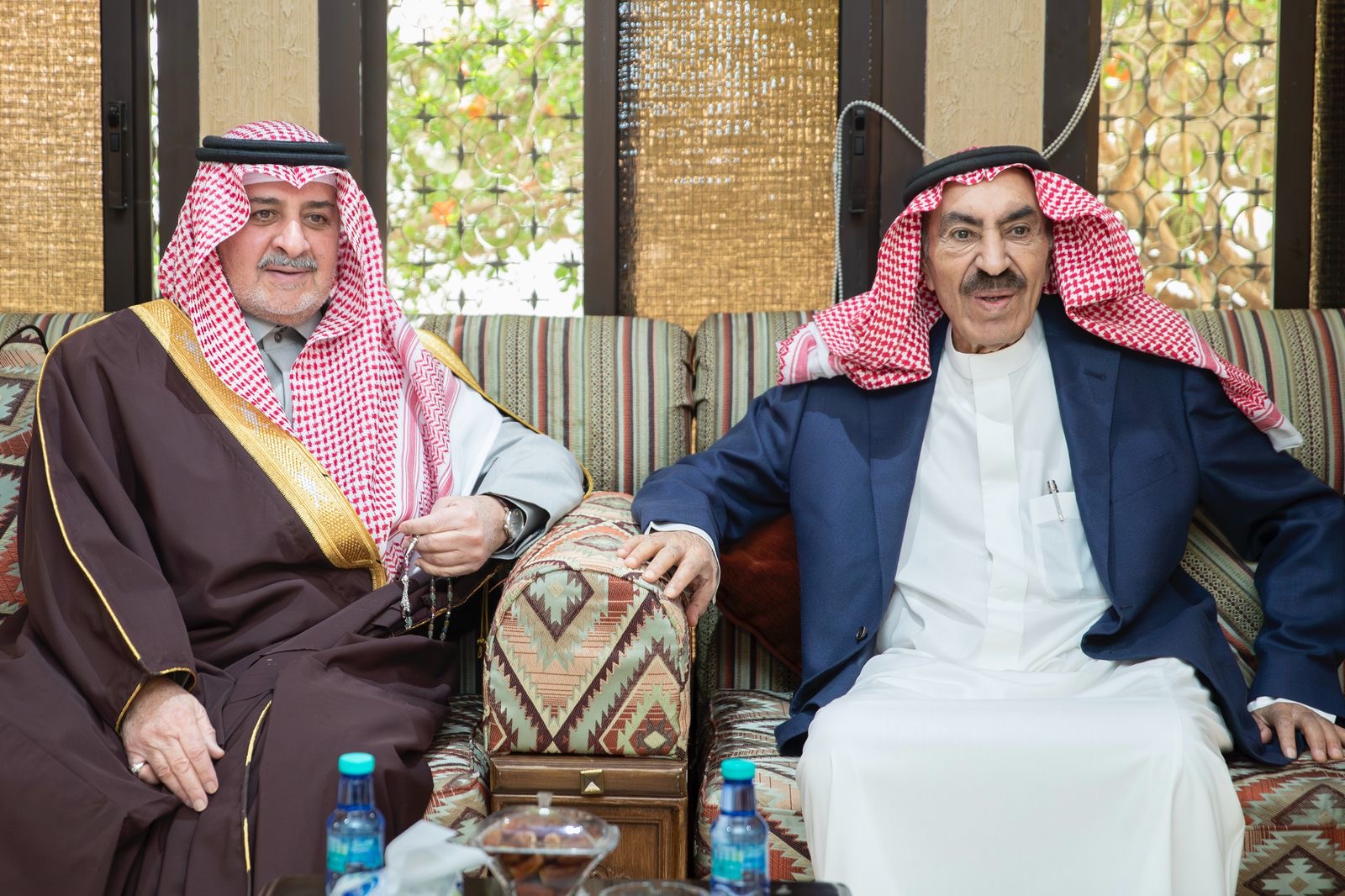 أمير تبوك يزور الشيخ محمد الشعلان وبن حرب والغريض في منازلهم للاطمئنان على صحتهم   