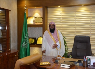 مدير عام فرع وزارة الشؤون الإسلامية والدعوة والإرشاد بمنطقة جازان يعايد موضفيه
