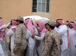 ابن مشيط .. ينقل تعازي القيادة للشهيد الشهراني بخميس مشيط  خميس مشيط :المركز الإعلامي بالمحافظة