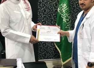 مجمع الملك فيصل بالطايف يكرم الدكتور العتيبي نظير استدعائه خارج الدوام