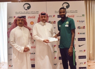 ‎ لاعبو الأخضر السعودي يقدمون دعماً مالياً لجمعية شهداء للواجب