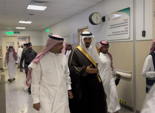 محافظ بيش يزور المنومين بمستشفى بيش العام ويهنئهم بالعيد