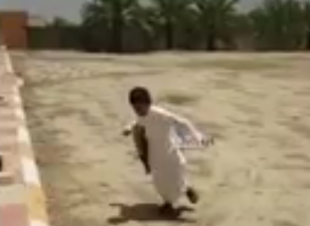 مقطع فيديو مؤثر لطفل علم بعودة والدته لأرض الوطن بعد غيابها ١٠ أشهر