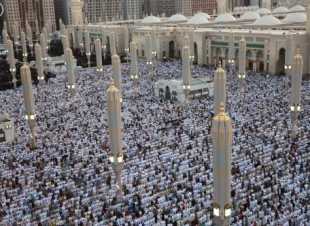 جموع المصلين في المدينة المنورة يؤدون أول صلاة تراويح في أول ليلة لشهر رمضان المبارك بالمسجد النبوي الشريف
