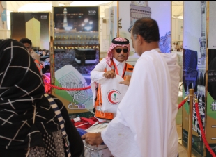 بالصور الهلال الأحمر يستقبل الحجاج بمطار الملك عبد العزيز بالهدايا