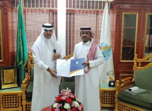 متوسطة الأحد توقع عقد شراكة مجتمعية مع عمادة شؤون المكتبات بجامعة جازان 