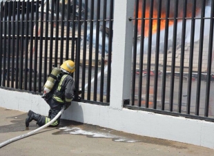مدني جدة يباشر حريق مصنع يحوي مواد كيميائية خطرة   صور