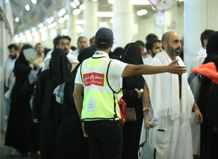 متطوعون يشاركون الدفاع المدني في خدمة ضيوف الرحمن ..