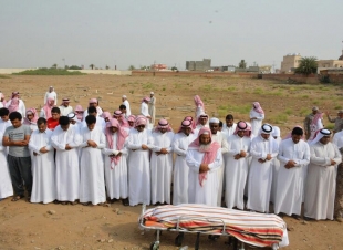 نائب أمير جازان يتقدم المصلين على الشهيد رقيب أول حافظ فقيهي بصامطة 