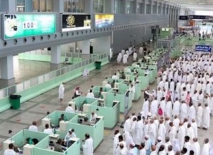 ‏مطار الملك عبدالعزيز الدولي بجدة يرفع استعداداته مع تزايد أعداد الحجاج القادمين. ‏⁦‪