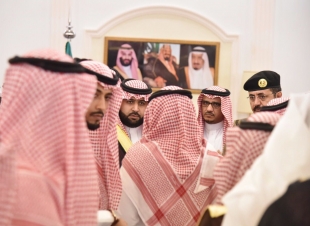 ‏‫الأمير محمد بن عبدالعزبز يستقبل جموعا من المواطنين..
