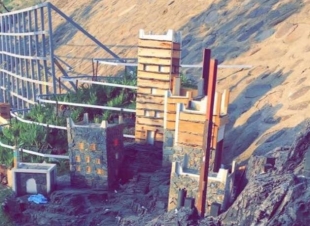 ينشرون الوعي البيئي بالشجر والحجر وأنواع الفنون.. كل يوم فكرة جديدة شاهد..50 مبدعاً يحولون 7 آلاف متر إلى مصدر للإلهام مقابل سد أبها