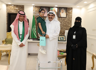 *سعادة محافظ طريف يستقبل رئيس جمعية المعاقين وعدد من اطفال ذوي الاعاقه لليوم الوطني 93*