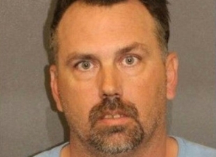 القبض على أب أمريكي بعد دفعه ابنته المراهقة للانتحار