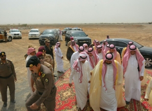 نائب أمير منطقة جازان يعزي أسرة الشهيد الحمدي بمركز القفل