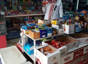 ( لجنة الإصحاح البئي بمحافظة العارضة  صادرت كميات كبيرة من المواد الغذائية وأدوات التجميل منتهية الصلاحية )